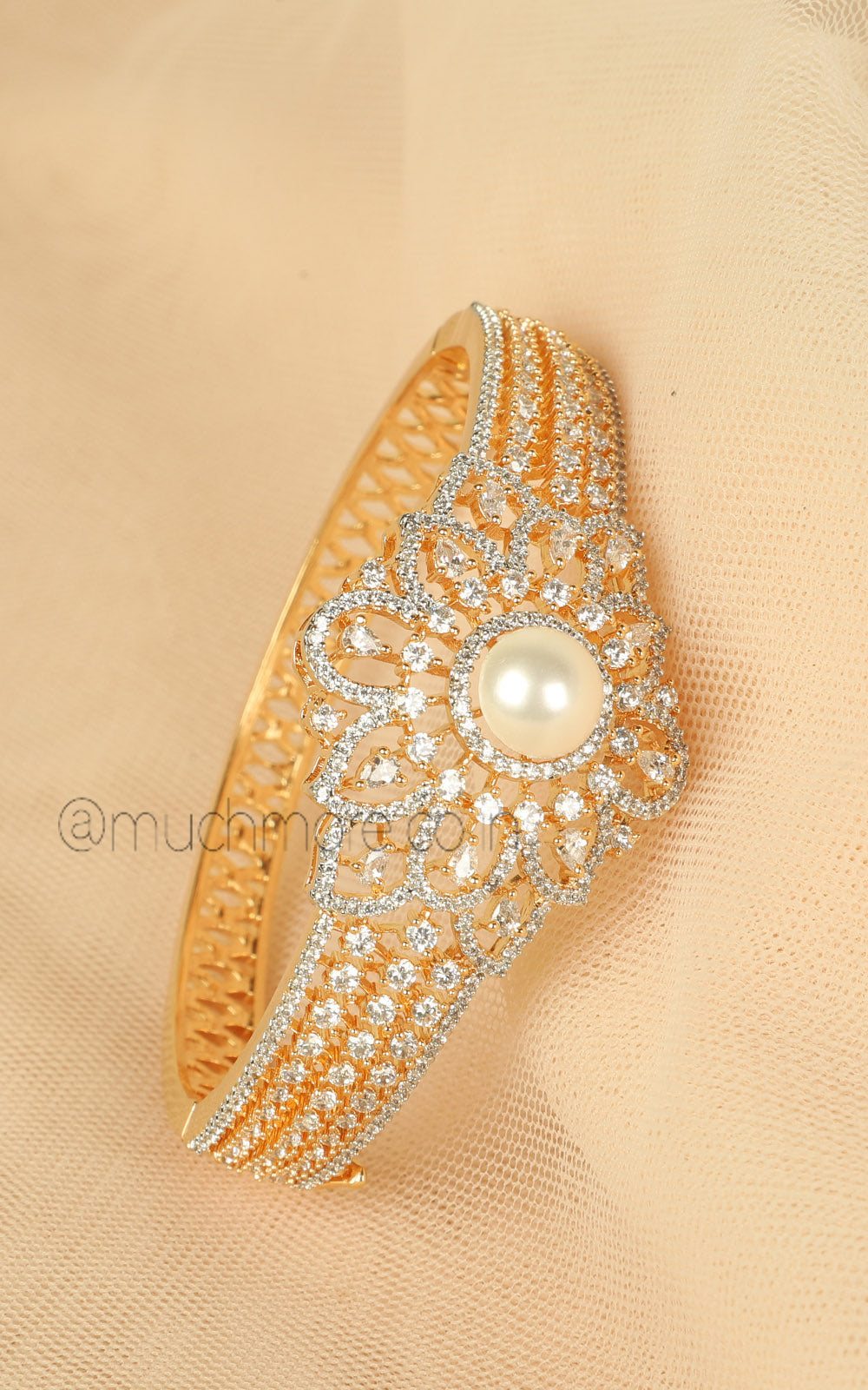 Gold Polish Diamond Bracelet with Side Openable Closure