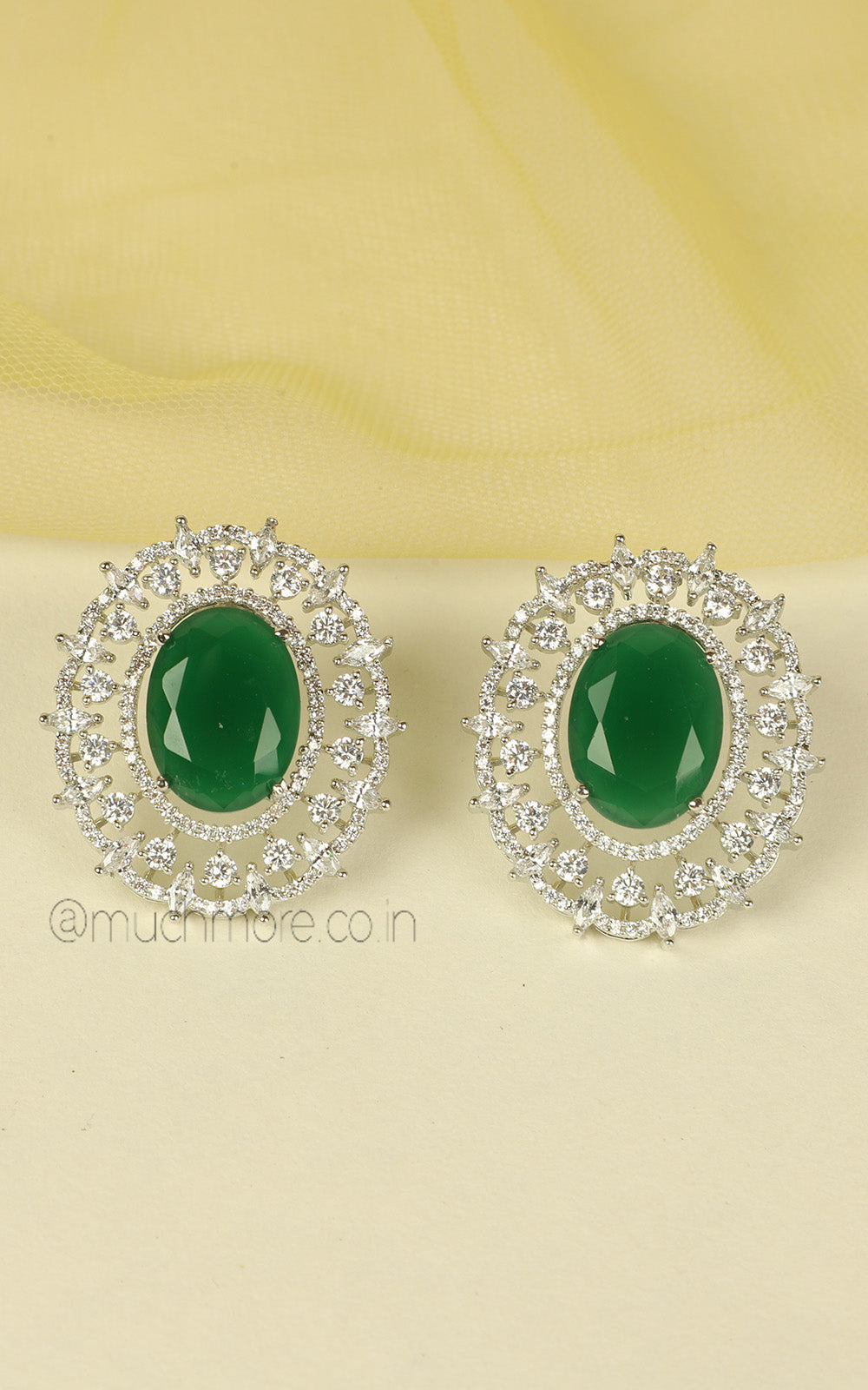 Oval Shaped Emerald Green And White Diamond Pendant Set