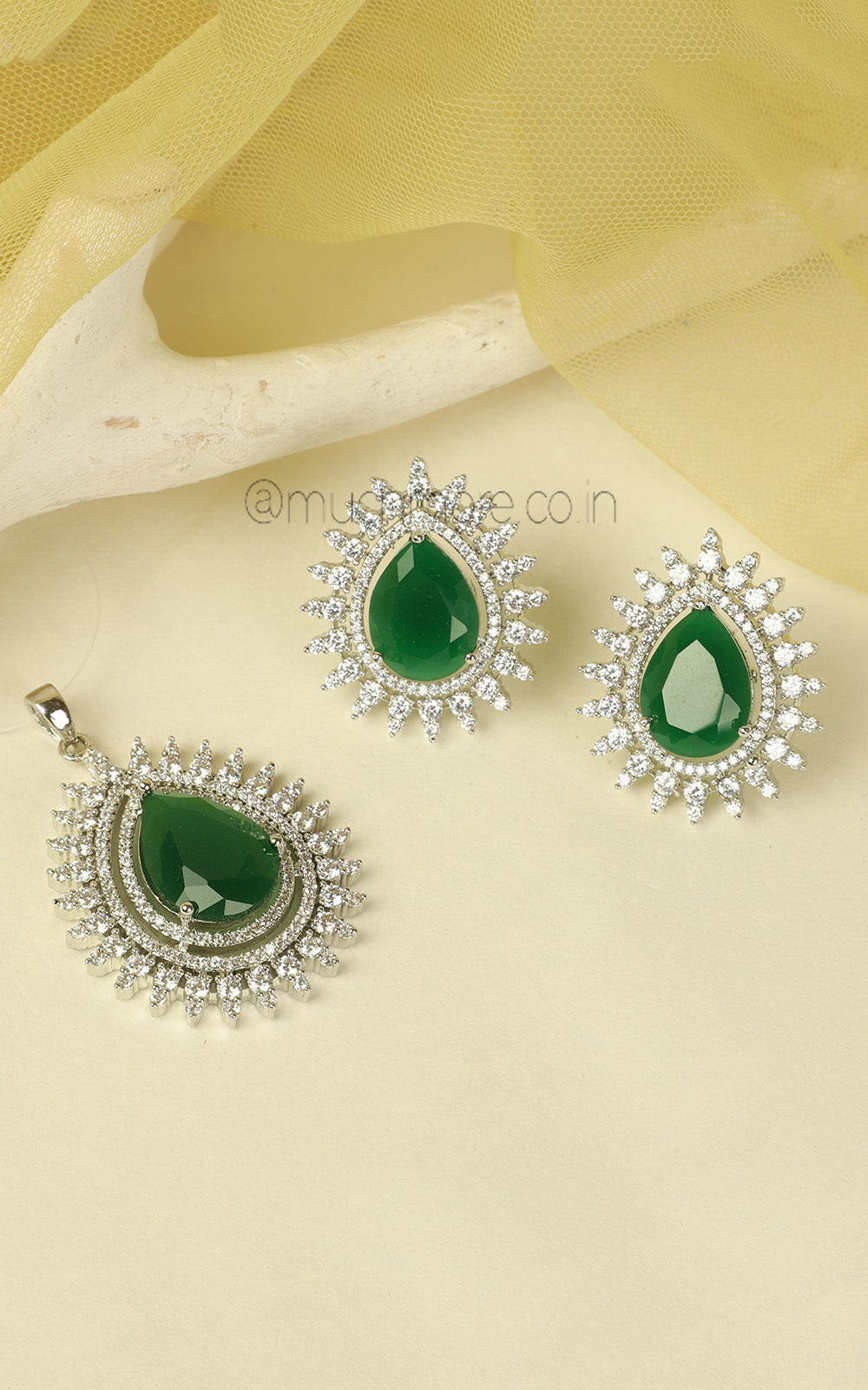 Drop Shaped Emerald Green Silver Touch Diamond Pendant Set
