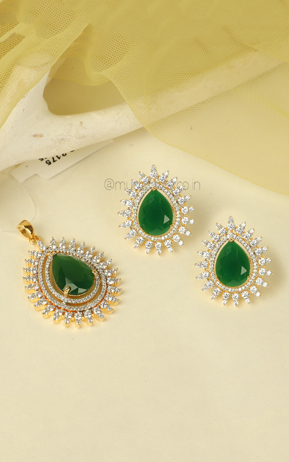 Drop Shaped Emerald Green Gold Polish Diamond Pendant Set