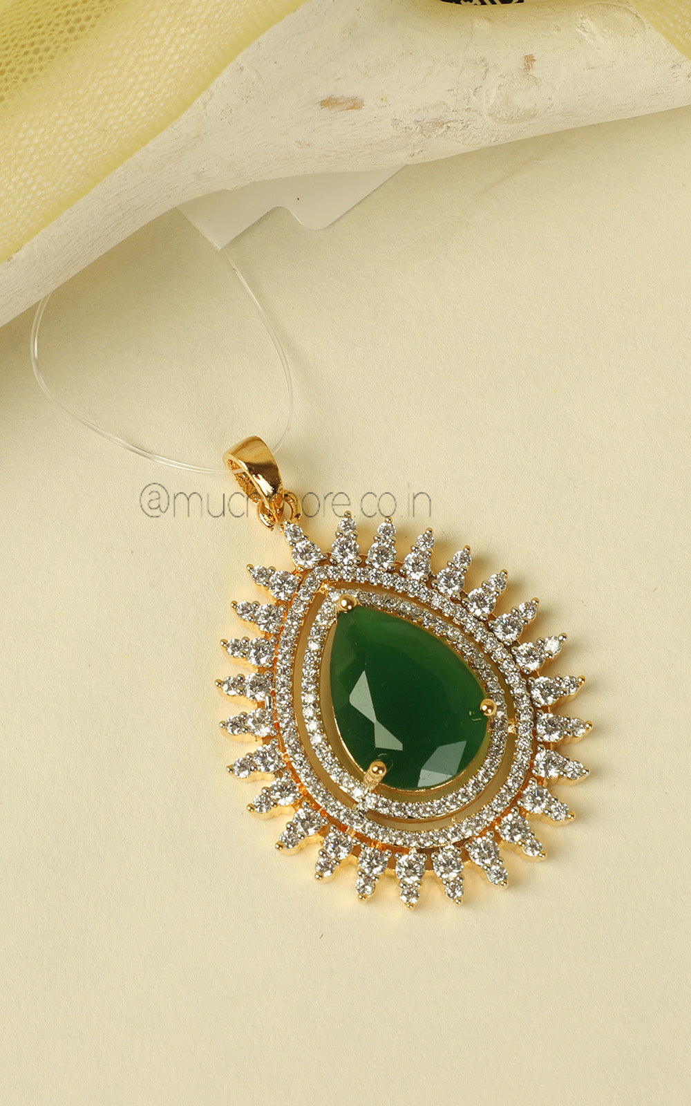 Drop Shaped Emerald Green Gold Polish Diamond Pendant Set