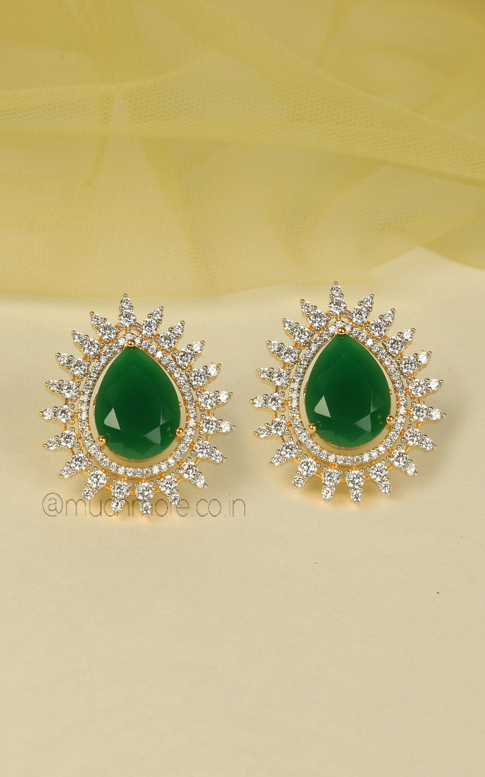 Drop Shaped Emerald Green Gold Polish Diamond Pendant Set