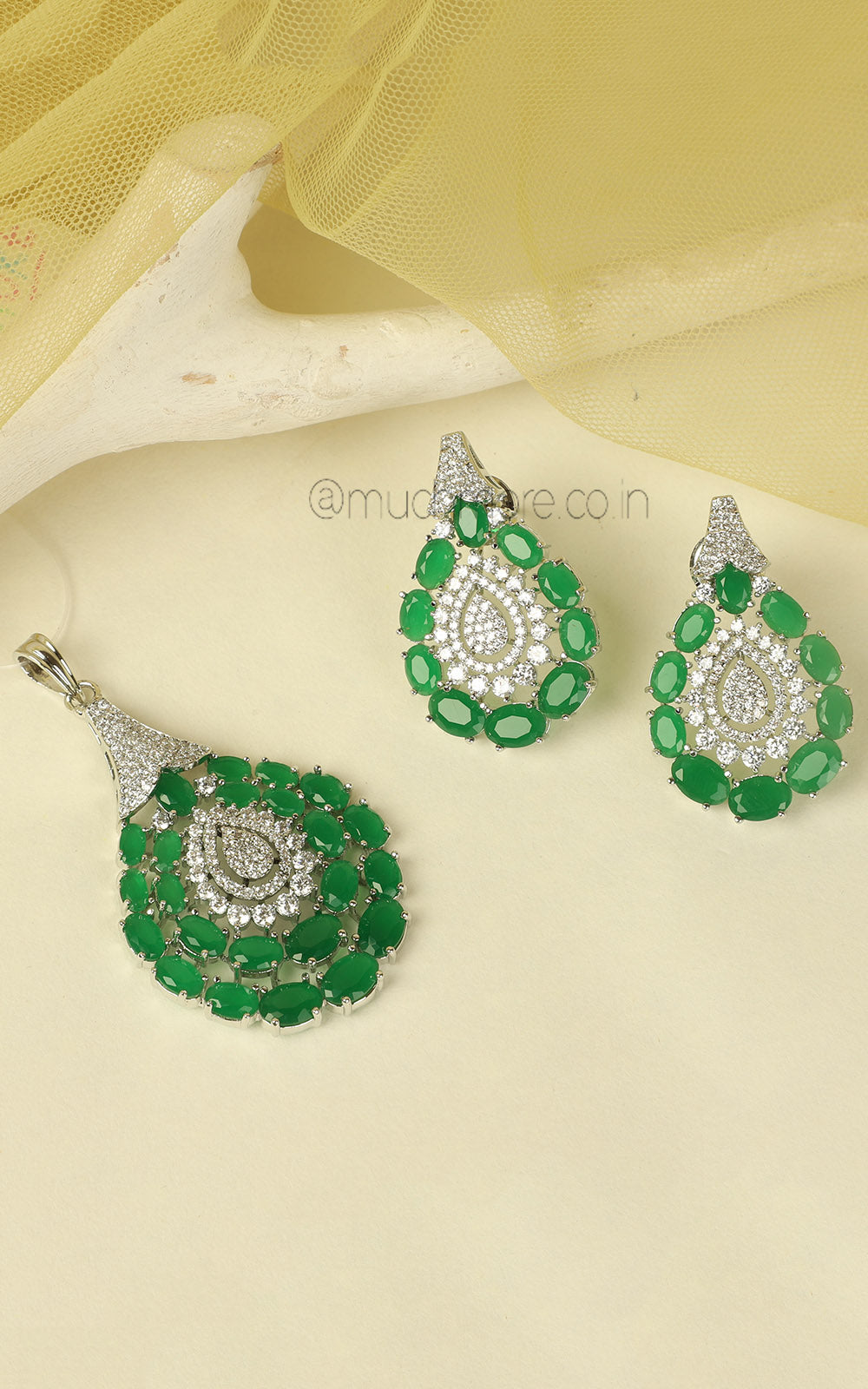 Latest Design Silver With Emerald Green Diamond Pendant Set