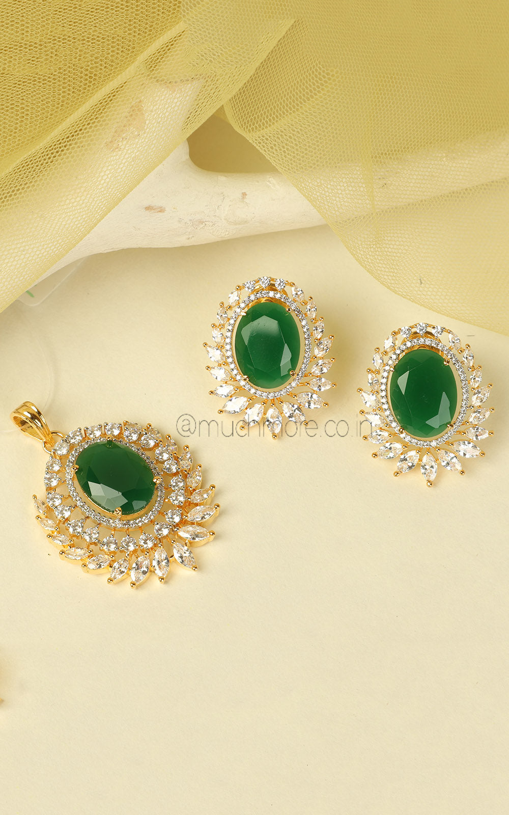 Light And Beautiful Emerald Green Gold Polish Pendant