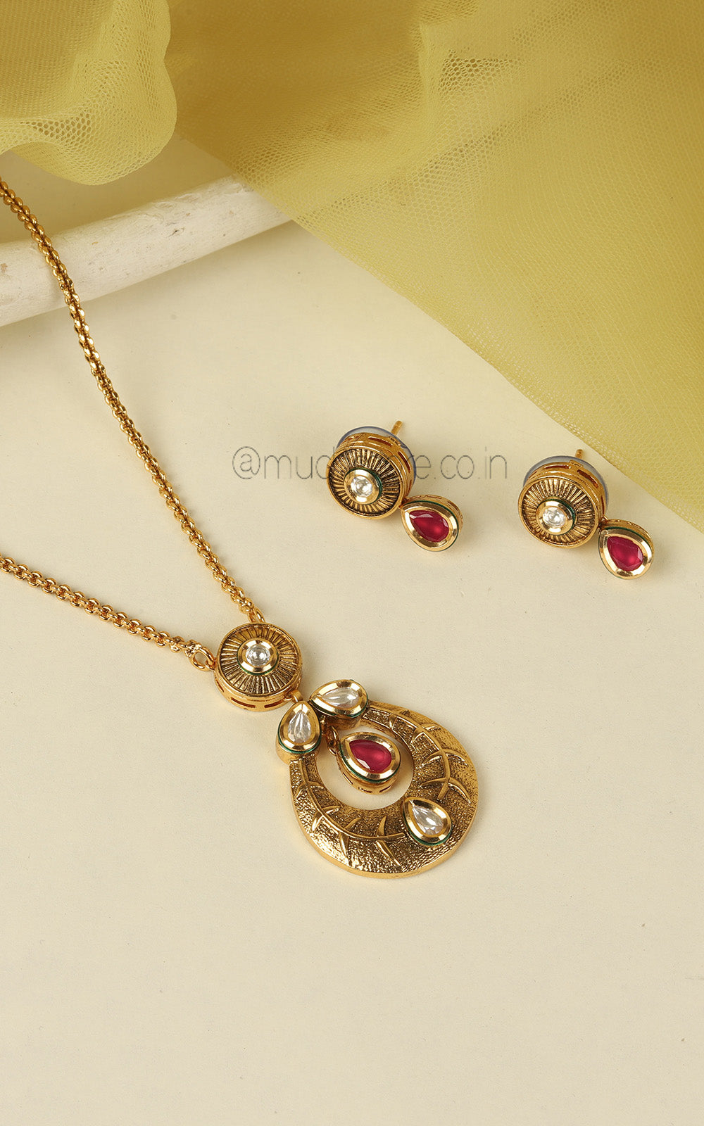 Gold Polish Ruby Carving Work Light Pendant Set