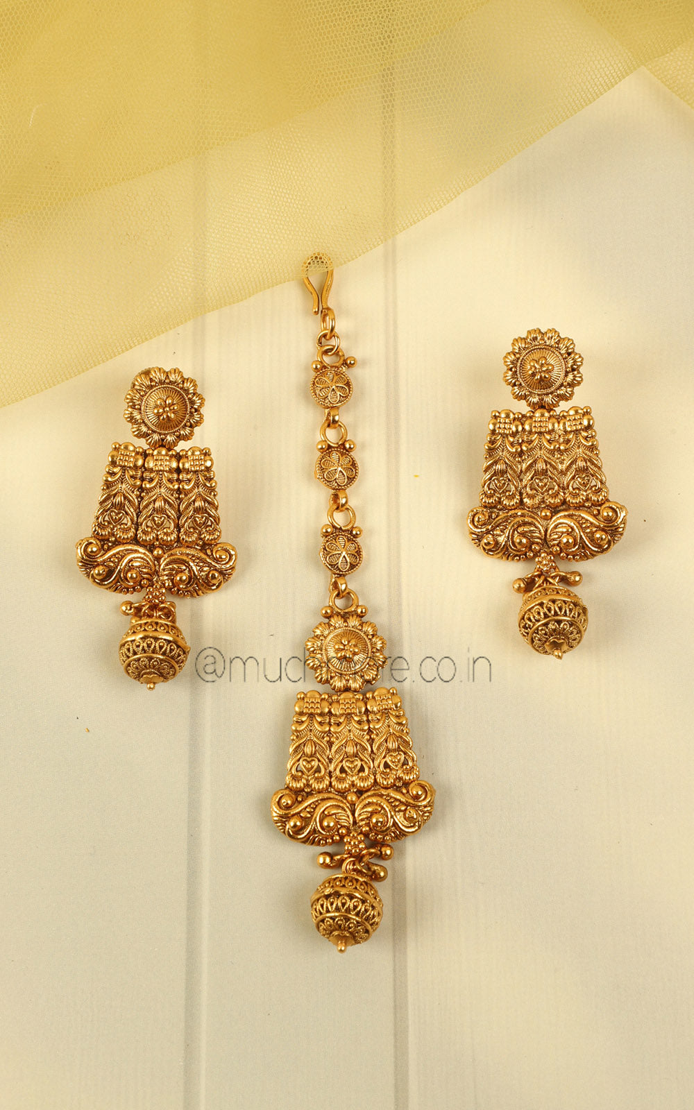 Elegant Gold Look Carving Work Choker Set For Bride To Be