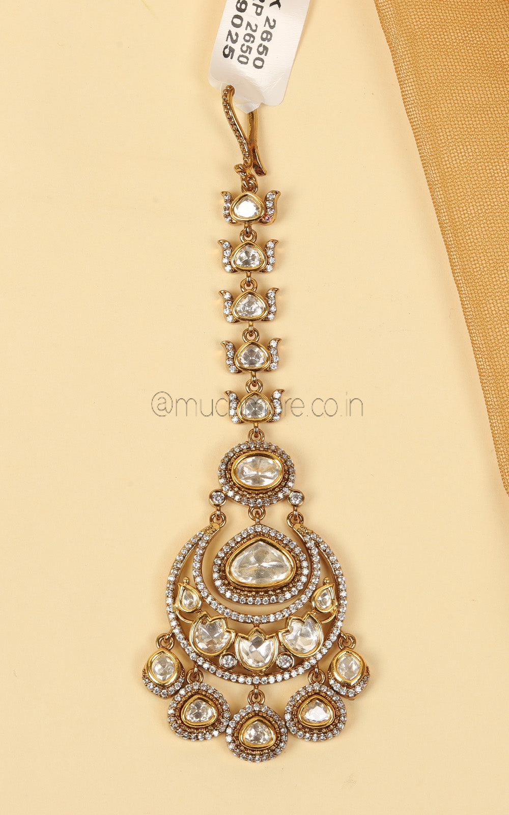 Fusion Style Of Kundan And Diamond Maang Tikka In Gold Polish