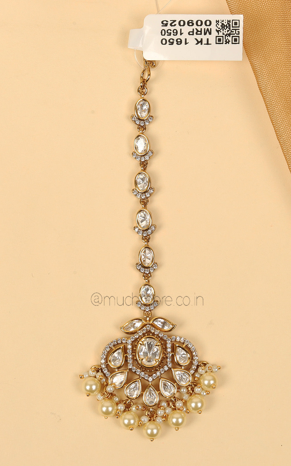 Complete Your Bridal look With Kundan And Pearl Maang Tikka
