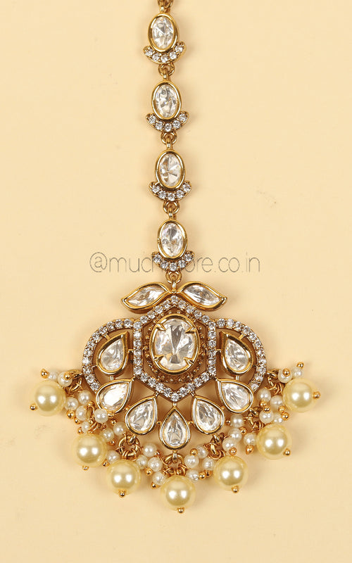 Complete Your Bridal look With Kundan And Pearl Maang Tikka
