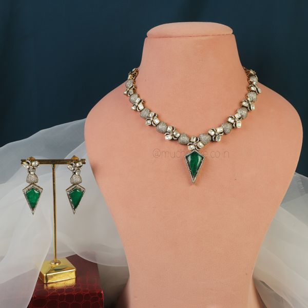 Single Line Emerald Green Kundan Necklace 