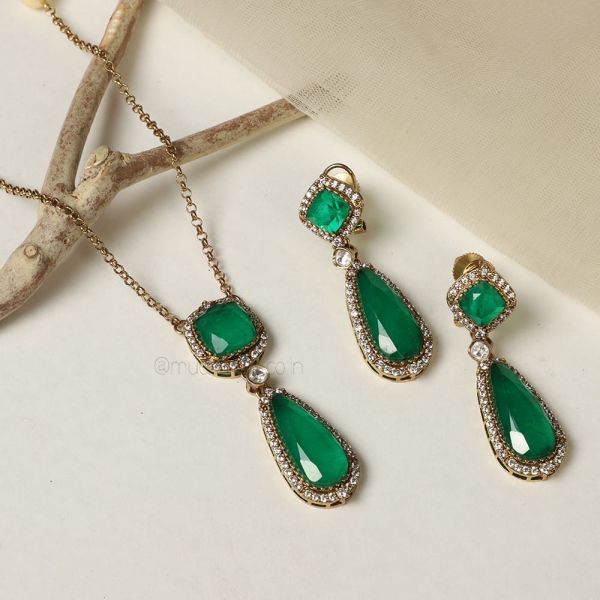 Stylish Emerald pendant Set Online In India