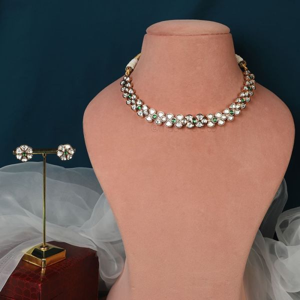 Emerald Green Kundan Sleek Necklace Set Online