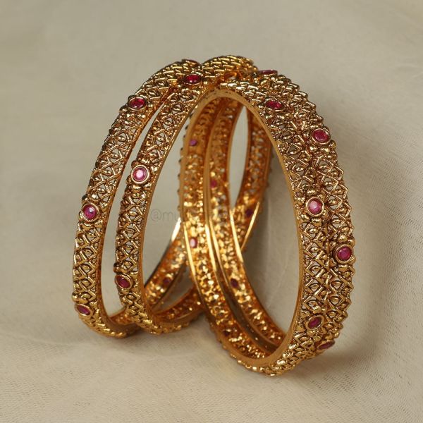 Light Weight Set Of 4 Bangles In Gold Look