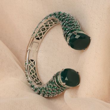 Design And Exclusive Diamond Green Bracelet 