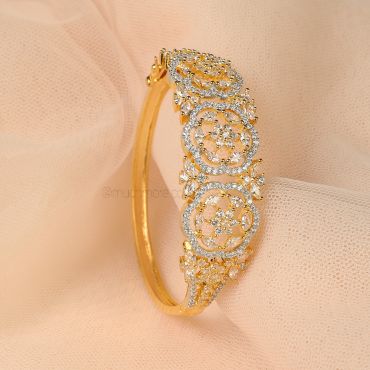 Gold Polish Flower Pattern Diamond Bracelet